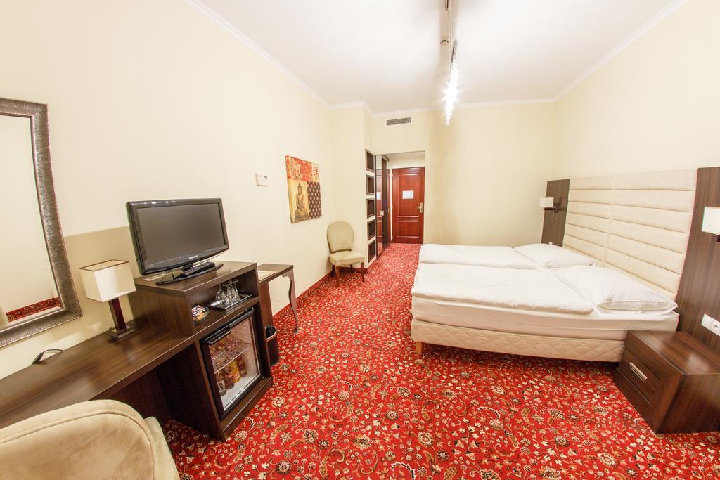 Hotel Kristály Imperial Tata Exteriér fotografie