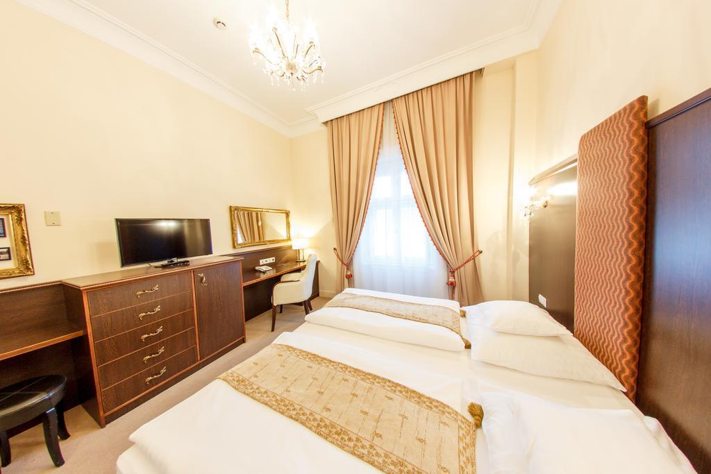 Hotel Kristály Imperial Tata Exteriér fotografie