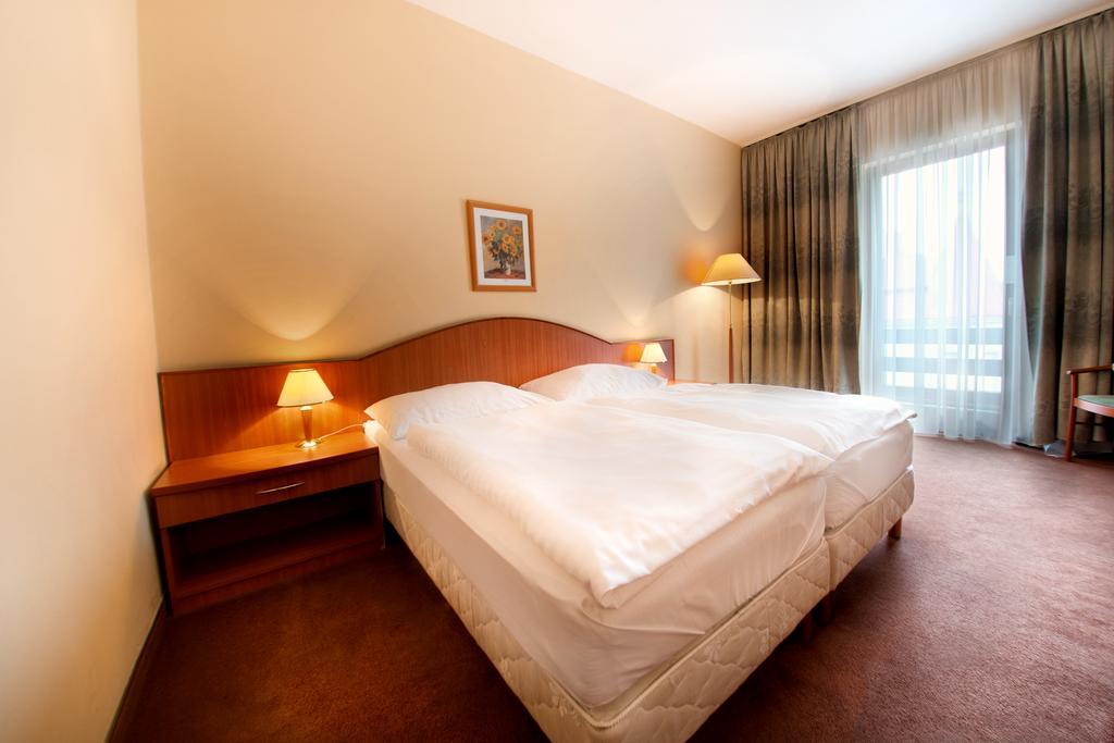 Hotel Kristály Imperial Tata Exteriér fotografie