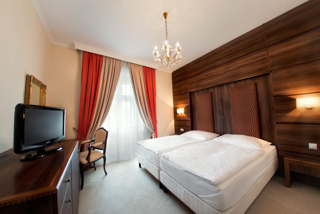 Hotel Kristály Imperial Tata Exteriér fotografie