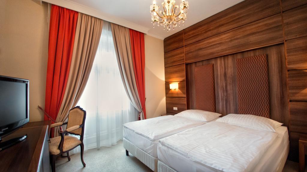 Hotel Kristály Imperial Tata Exteriér fotografie