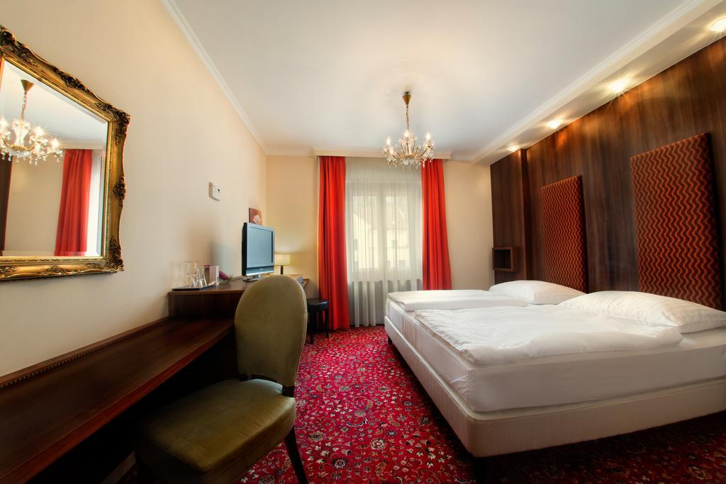 Hotel Kristály Imperial Tata Exteriér fotografie